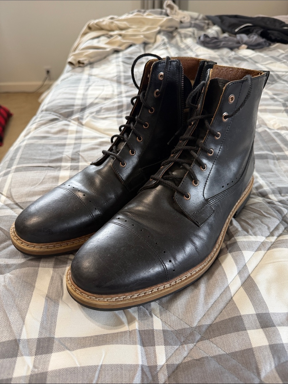 Timberland Men’s Black Leather Chukka Boots with Tan Welt